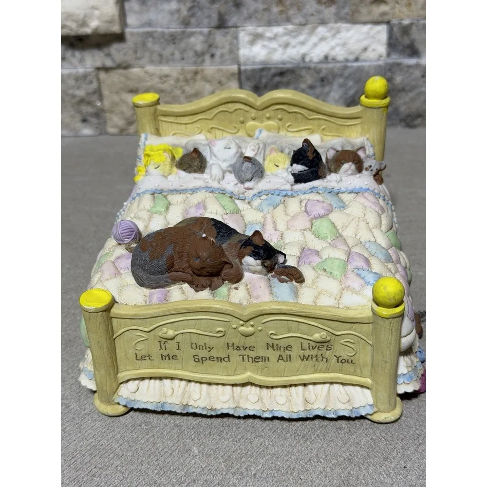 San Francisco Music Box Co Marjorie Sarnat Cat Bed Music Box 1995 Sleeping‎ Cats